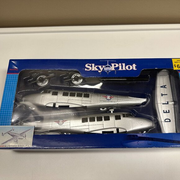 NEW RAY SKY PILOT 20395 DELTA A LOCKHEED 10 ELECTRA EASY ASSEMBLE PLASTIC MODEL - Picture 1 of 1